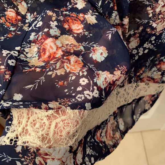 About a Girl Los Angeles Navy Floral Shear Top - Picture 3 of 5